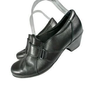 CLARKS! ULTRA COMFY BLACK GENUINE LEATHER STRAP & BUCKLE, HEELED LOAFERS! SZ 10M